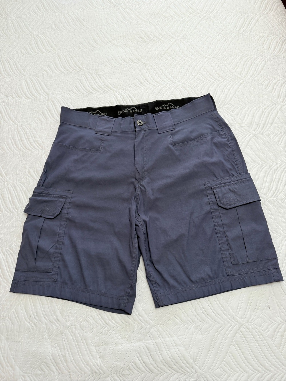 Eddie Bauer Men’s Slate Blue Nylon Stretch Cargo Shorts. Size 36